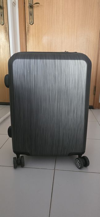 Forte mala de viagem cabine de avião