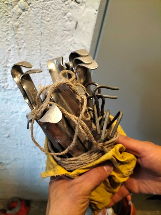 Zestaw 22 szt. prostych śledzi do namiotu prl