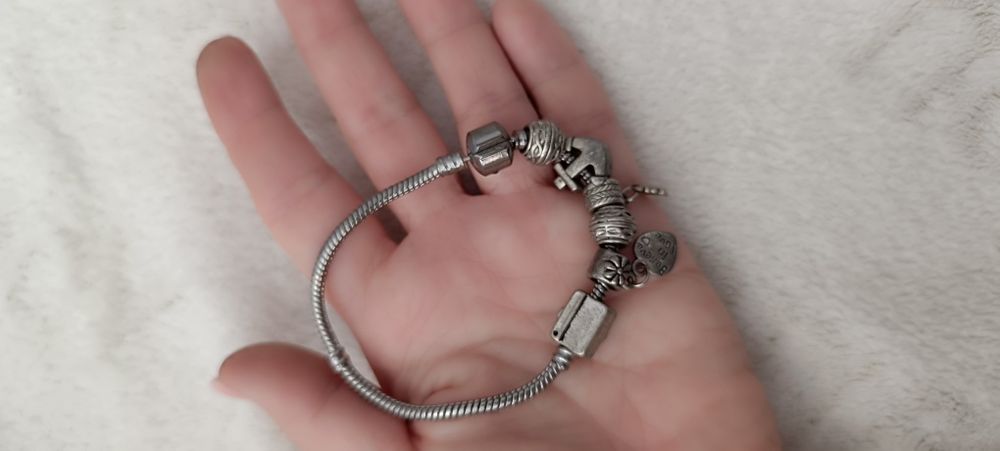Several unbranded bracelets. Costume jewelry. Used423969504972001282