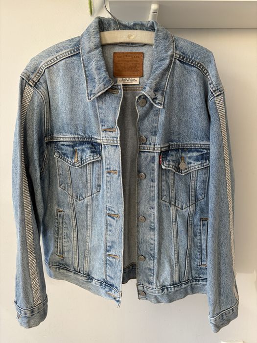 Levi's jasnoniebieska kurtka jeansowa damska z ozdobnymi błyszczącymi lampasami wzdłuż rękawów