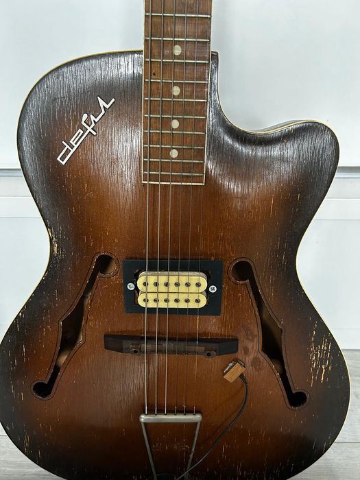 Stara gitara defil.