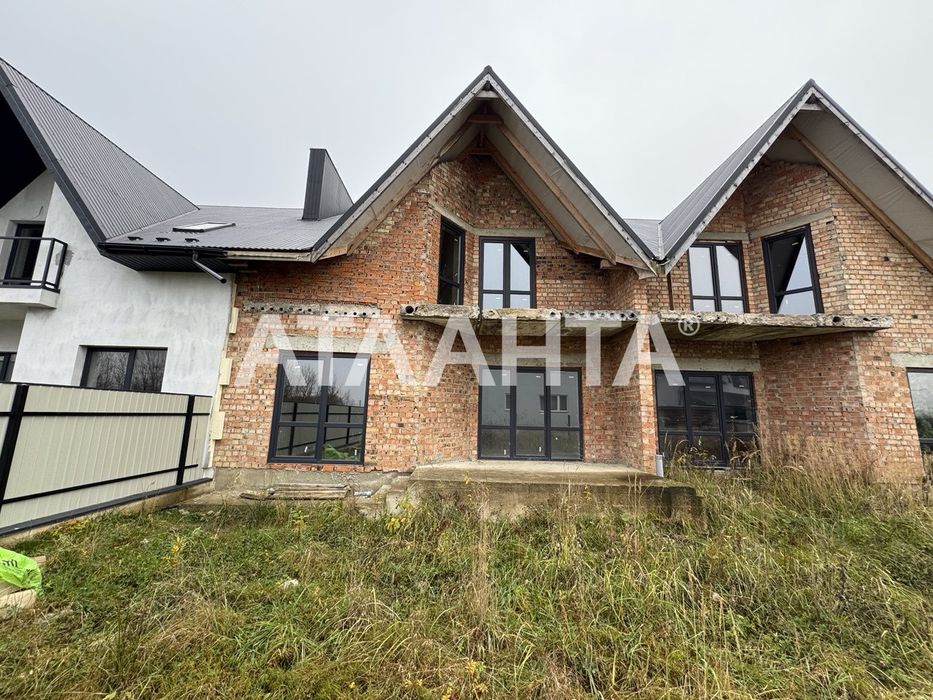 Продається двоповерховий котедж із власною земельною ділянкою!