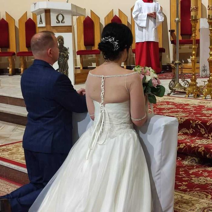 Suknia ślubna w kolorze ecru