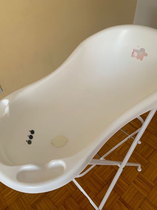 Banheira para bebê com suporte com pernas.