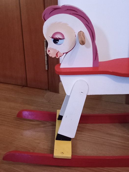 Cavalo antigo de madeira sem restauros