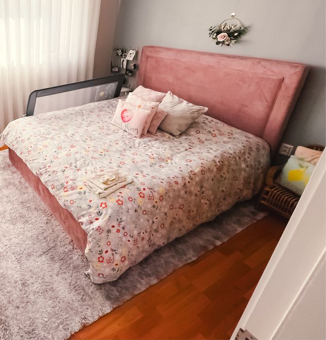 Cama Veludo Rosa com Estrado Elevatório ( arrumação )