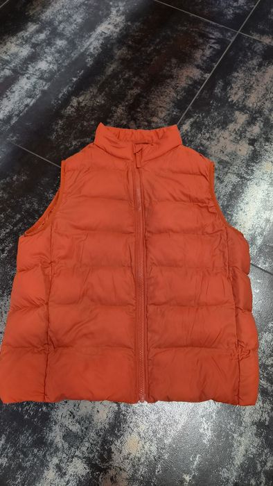 Яскравий ультралегкий жилет Uniqlo на 9-10 років 135-140см(оригінал)