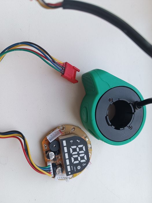 Дисплей ,курок газу