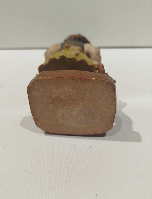 Drewniana figurka dziewczynka z kotkiem