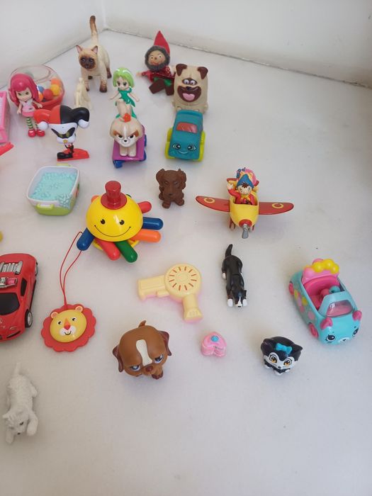 36 figuras e brinquedos pequenos