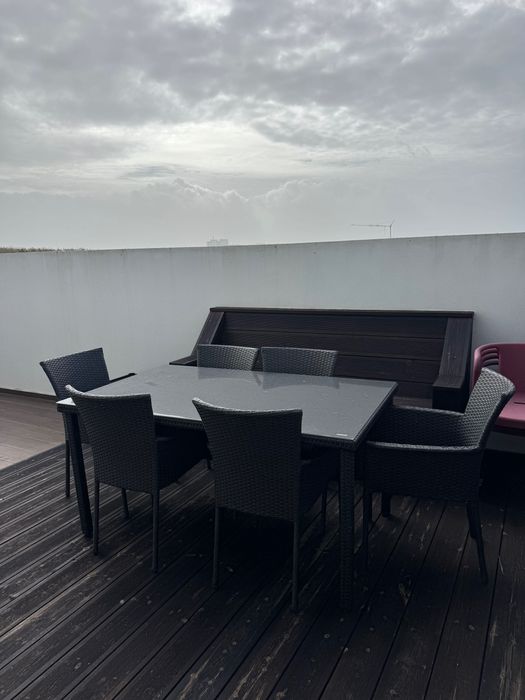 Mesa e cadeiras de jardim