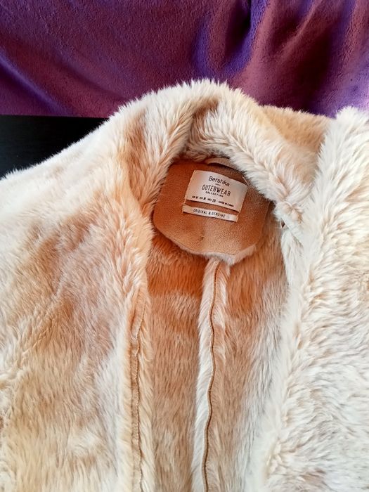 Casaco de pele com pêlo por dentro  da Bershka
