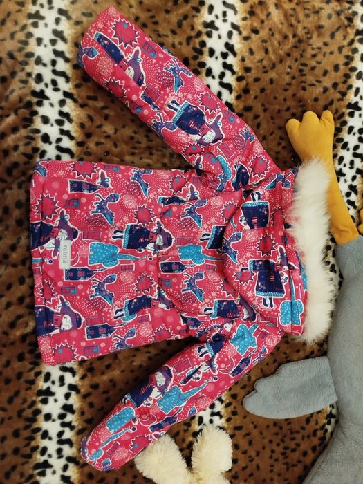 Зимова куртка для дівчинки.