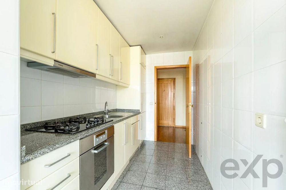 T1 no 4.º e último piso com elevador, varanda poente, garagem e vistas
