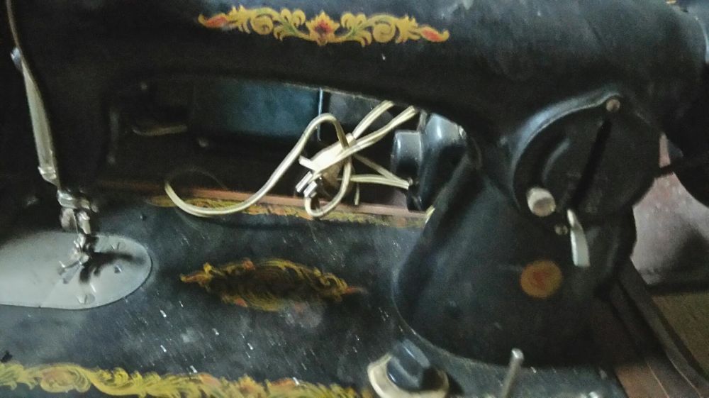 Stara Maszyna do szycia z silnikiem elektrycznym i pedal startowy
