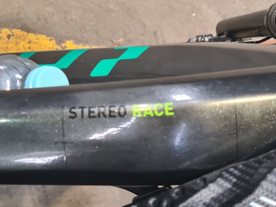 Bicicleta eléctrica marca cube semi nova com motor bosch