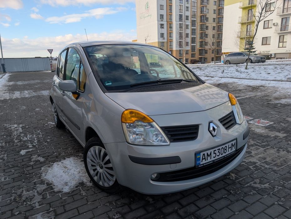 Маленька зручна машинка в рідній фарбі!