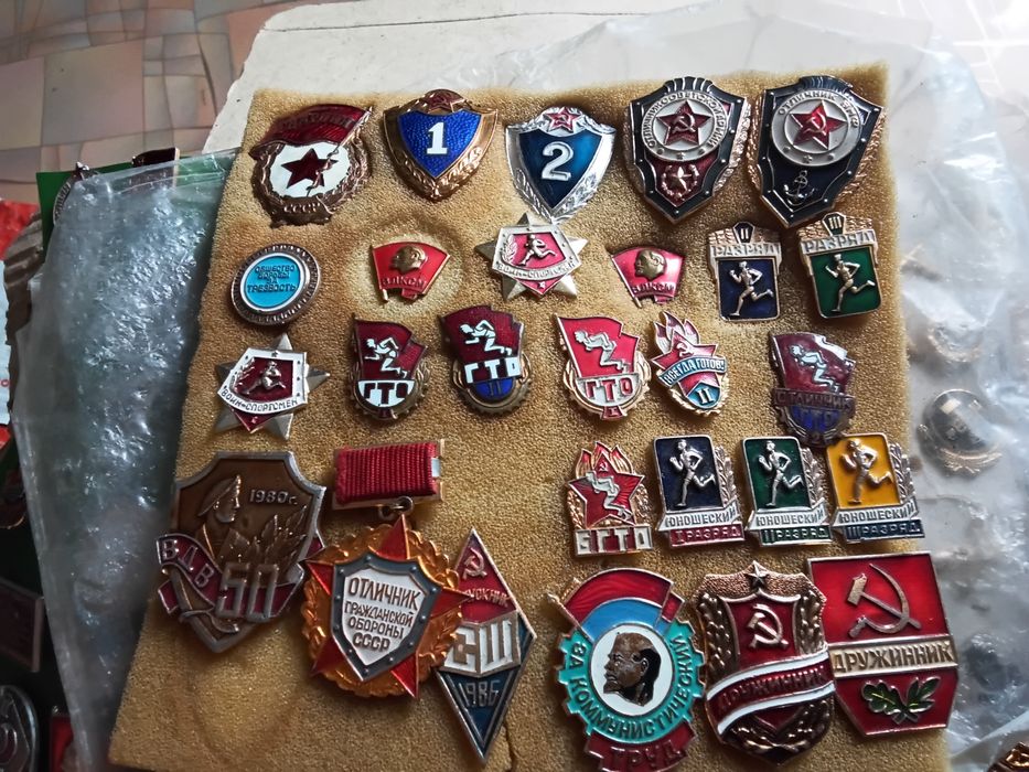 Продам интересные значки.