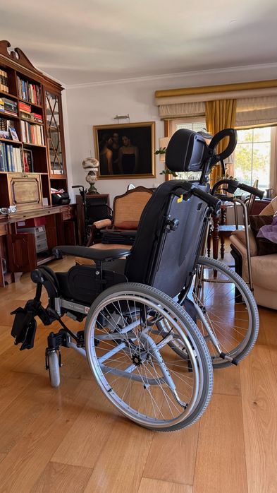 cadeira de rodas Clematis INVACARE+apoio de cabeça+cinto+ mesa