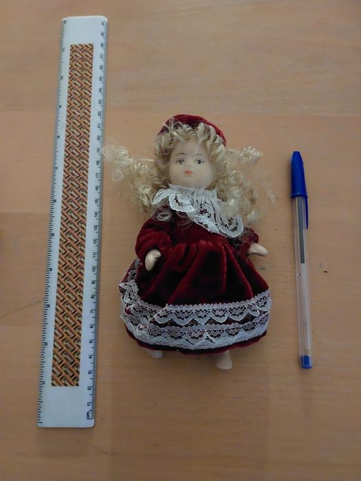 Lote de 6 pequenas bonecas de porcelana