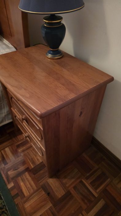 Conjunto de quarto em madeira (cama c/ colchão novo + 2 mesas de cabeceira)