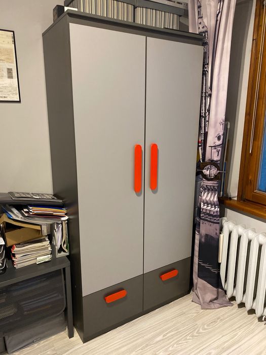 Nowoczesna szafa dwudrzwiowa z szufladami – idealny stan