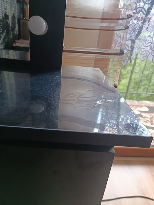 Czarna toaletka z oświetleniem