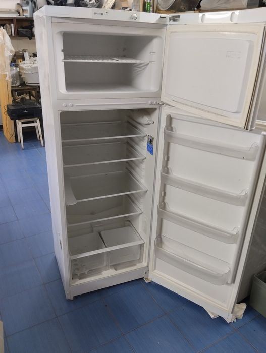 Холодильник indesit