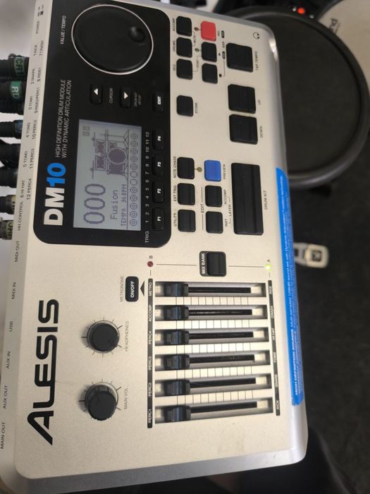 Bateria Eletrónica Híbrida Roland TD4 com Módulo Alesis DM10