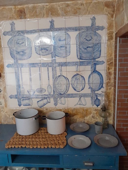 Conjunto antigo esmaltado, panelas , taça e pratos