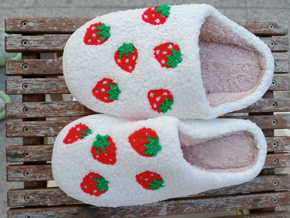 Chinelos felpudos antiderrapantes tamanho 37 cada