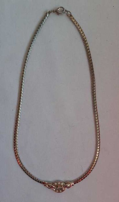 Колье с овальным кулоном гелиотис