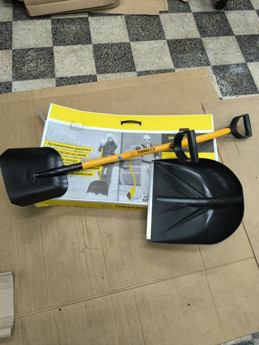 Pá ergonómica para neve, recolha de folhas e  para outros trabalhos.