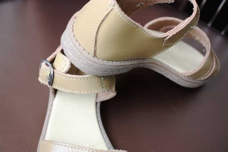 Sandálias em pele bege de criança ROBERT GARRUDO como NOVAS tamanho 29