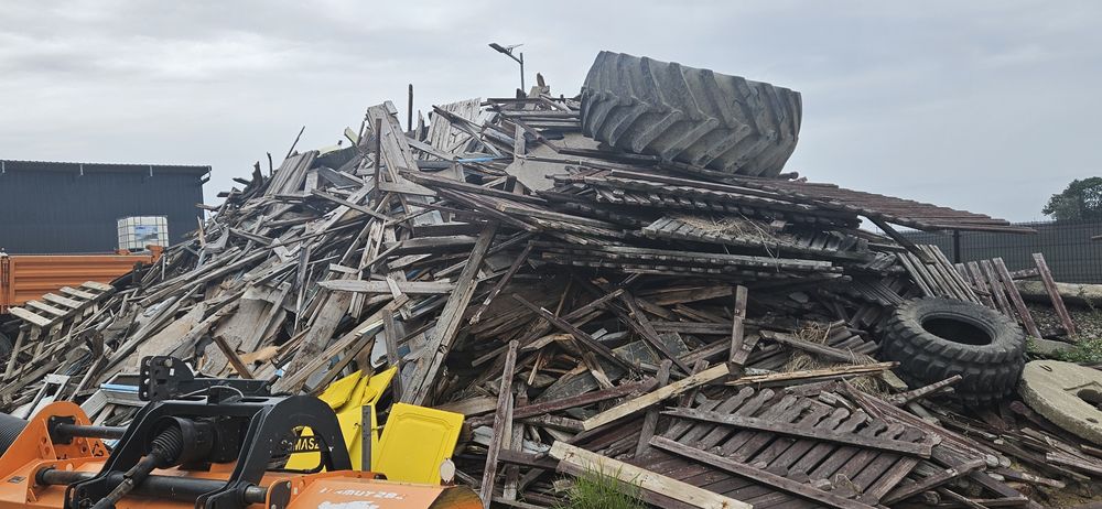 Deski i drewno z rozbiórki