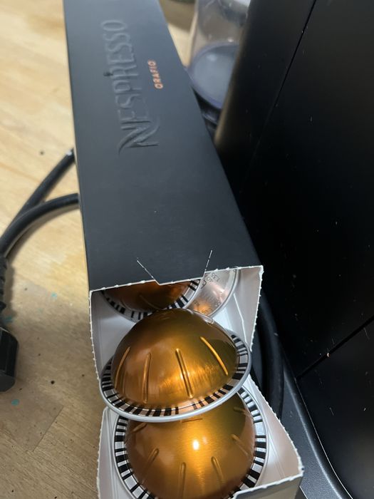 Maquina nespresso vertuo + capsulas