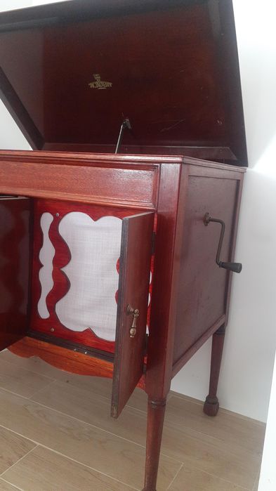 Movel de musica Academy London