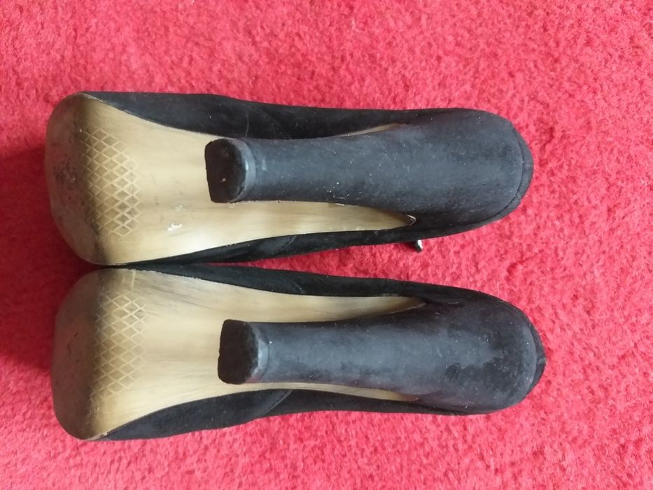 Sapato preto em camurça/peleaberto à frente,marca Iris,fabricado em PT