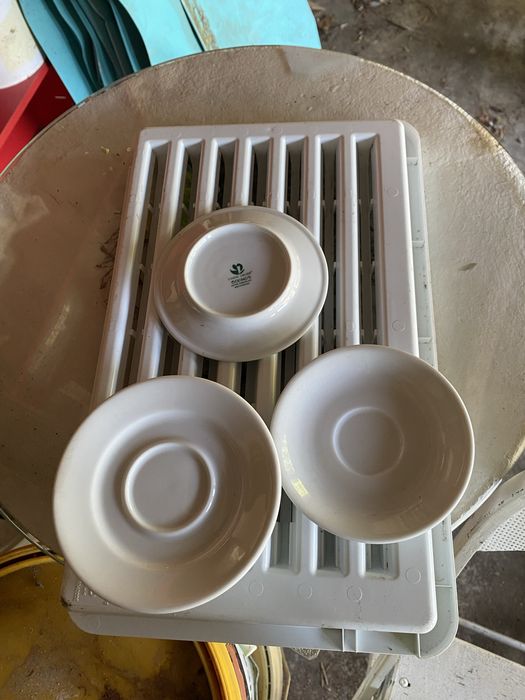 Prato e chavenas café . Tb . Jarros , pirex , Terrina sopa. Frapés .