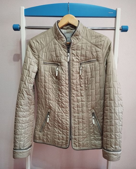 Демісезонна куртка для жінок у бежевому кольорі  розмір М