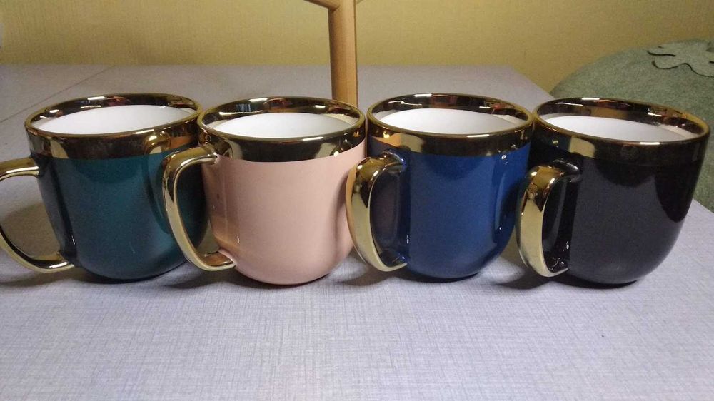 Набор стильных чашек на подставке