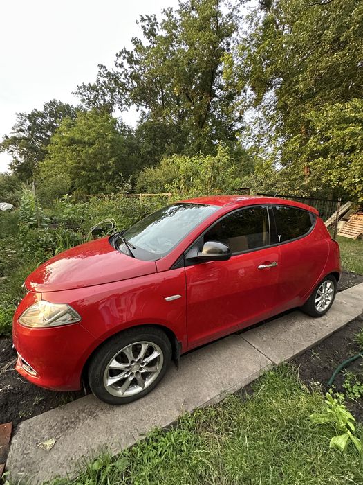 Автомобіль lancia ypsilon 2012