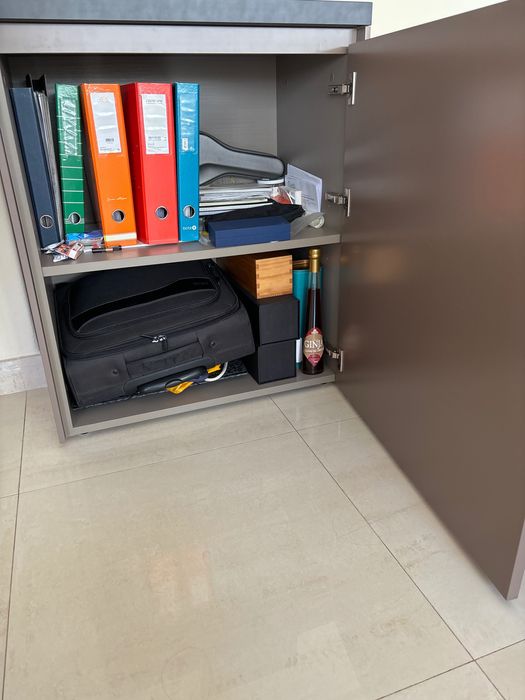 Móvel aparador preto e cinza