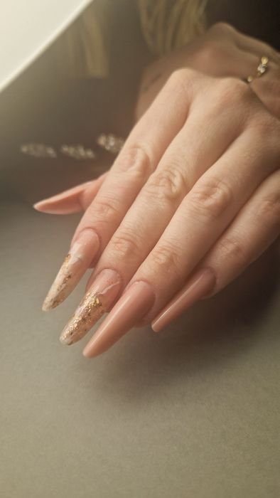 Paznokcie hybrydowe i żelowe  .