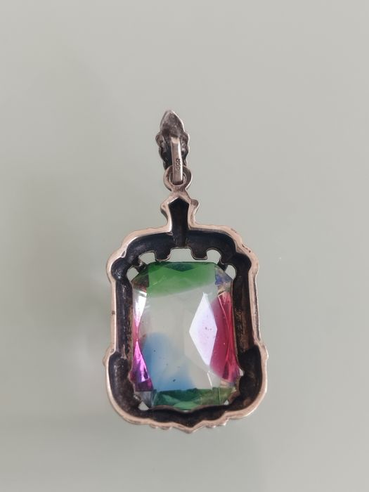 Lindo pendente antigo em prata. com um design