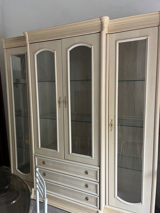 Cristaleira italiana com gavetas