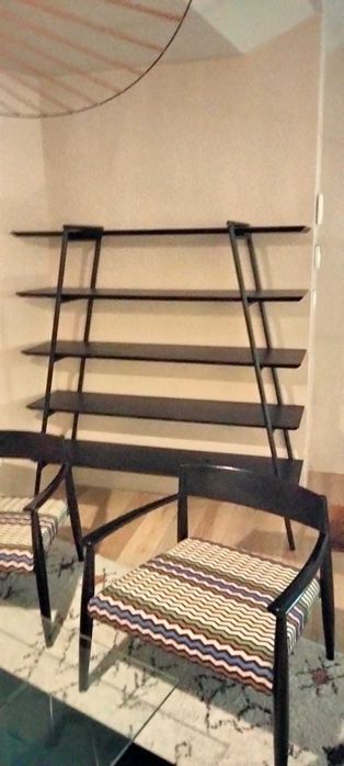 Móvel de prateleiras em madeira preta. Novo.