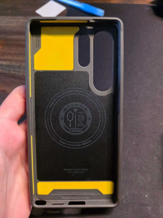 Etui do Galaxy S25 Ultra, Spigen Rugged Armor Mag smukłe dopasowane solidne