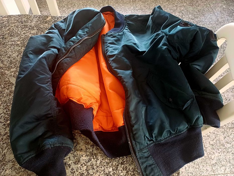 Diversos equipamentos para moto, em cores variadas.