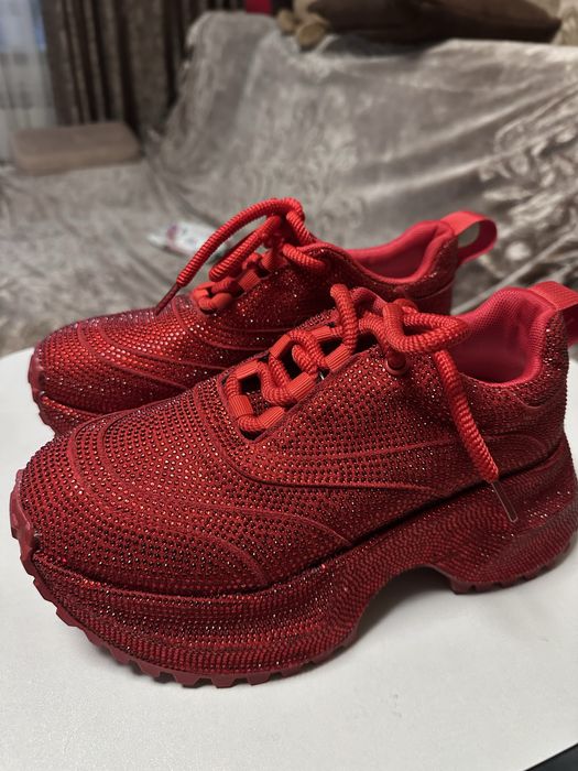 Кроссовки в стразах